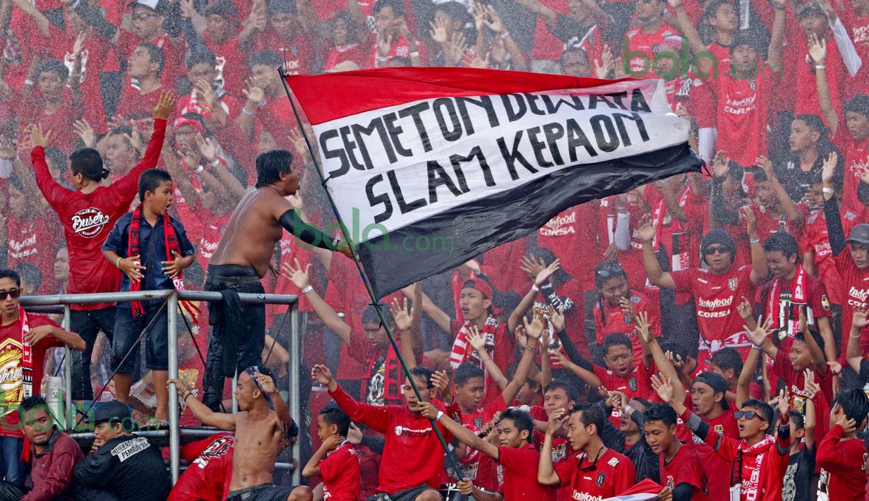 Semeton Dewata pendukung setia Bali United memberi dukungan saat timnya melawan PSS Sleman pada turnamen sepak bola Bali Island 2016 di Stadion Gelora Samudra, Kuta Bali, Selasa (23/2/2016).  (Bola.com/Peksi Cahyo)