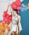 Sesuai dengan tema ulang tahun yaitu Retro, Jessica pun tampil dengan busana 80an. Ia mengenakan mini dress vneck lengan terpompet warna cokelat dari White by Gail. @inijedar