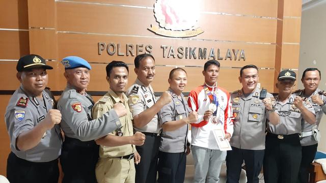 Sejumlah pejabat daerah Tasikmalaya, menyambut kedatangan Muhammad Taufik (32), atlet peraih emas cabang triathlon dan modern pentathlon Men's Beach Laser Individual