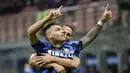 Pemain Inter Milan Lautaro Martinez (depan) merayakan bersama Danilo D'Ambrosio usai mencetak gol ke gawang Fiorentina pada pertandingan Serie A di Stadion San Siro, Milan, Italia, Sabtu (26/9/2020). Inter Milan mengalahkan Fiorentina dengan skor 4-3. (AP Photo/Luca Bruno)