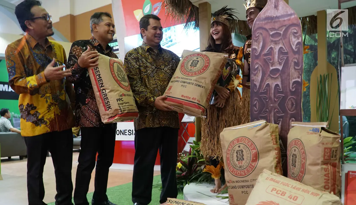 Hendi Prio Santoso (tengah) saat menunjukan sak semen produksi semen Indonesia di JCC, Jakarta, Rabu (20/9). Semen Indonesia meluncurkan Semen Indonesia Total Solution untuk memenuhi kebutuhan bisnis dari hulu hingga hilir. (Liputan6.com/Angga Yuniar)