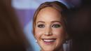 Jennifer Lawrence berpose sambil tersenyum saat menghadiri pemutaran perdana film ' Causeway' selama Festival Film London 2022 di London, Sabtu, 8 Oktober 2022. Jennifer memilih tampilan riasan yang cerah untuk memamerkan fitur cantiknya. (Photo by Vianney Le Caer/Invision/AP)