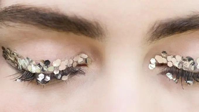 Terlihat Glamour dengan Memakai Eyeshadow Blink-blink 