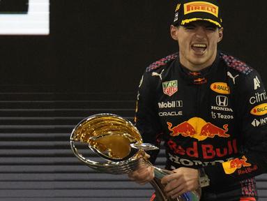 Pembalap Red Bull Racing Honda, Max Verstappen, meluapkan kegembiraannya usai merebut kemenangan dalam balapan pamungkas Formula 1 GP Abu Dhabi di Sirkuit Yas Marina pada Minggu (12/12/2021). Dengan begitu, pembalap Belanda ini sukses mengunci gelar dunianya yang pertama. (AP Photo/Hassan Ammar)