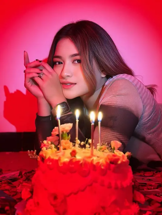 Doa dan ucapan dari ibunda Abidzar pun berhasil mencuri perhatian warganet. Beberapa teman selebriti juga memberikan ucapan. "Happy birthday!!!!❤️❤️❤️❤️," tulis Fuji An. "Happy bday nath bahagia dunia akhirat ya.. semoga iman islamnya bertambah aamiin yaa rabb❤️," tulis Fairuz A Rafiq. [Instagram/nathalieholscher]