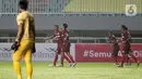 Pemain depan Persis Solo, Irfan Bachdim (tengah) merayakan golnya ke gawang Rans Cilegon United pada laga Final Liga 2 Indonesia 2021 di Stadion Pakansari, Bogor, Kamis (30/12/2021). Persis Solo unggul 2-1. (Liputan6.com/Helmi Fithriansyah)