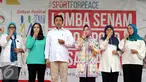 Menpora Imam Nahrawi (ketiga kiri) bersiap meniup peluit tanda dimulainya Lomba Senam Poco-Poco Nusantara di Jakarta, Jumat (12/2/2016). Lomba ini memperebutkan piala Ibu Negara RI dan piala Menpora. (Liputan6.com/Helmi Fithriansyah)