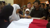 Histeris Buka Peti Mati, Putri Bripka Sukardi: "Ayah, Bangun!"