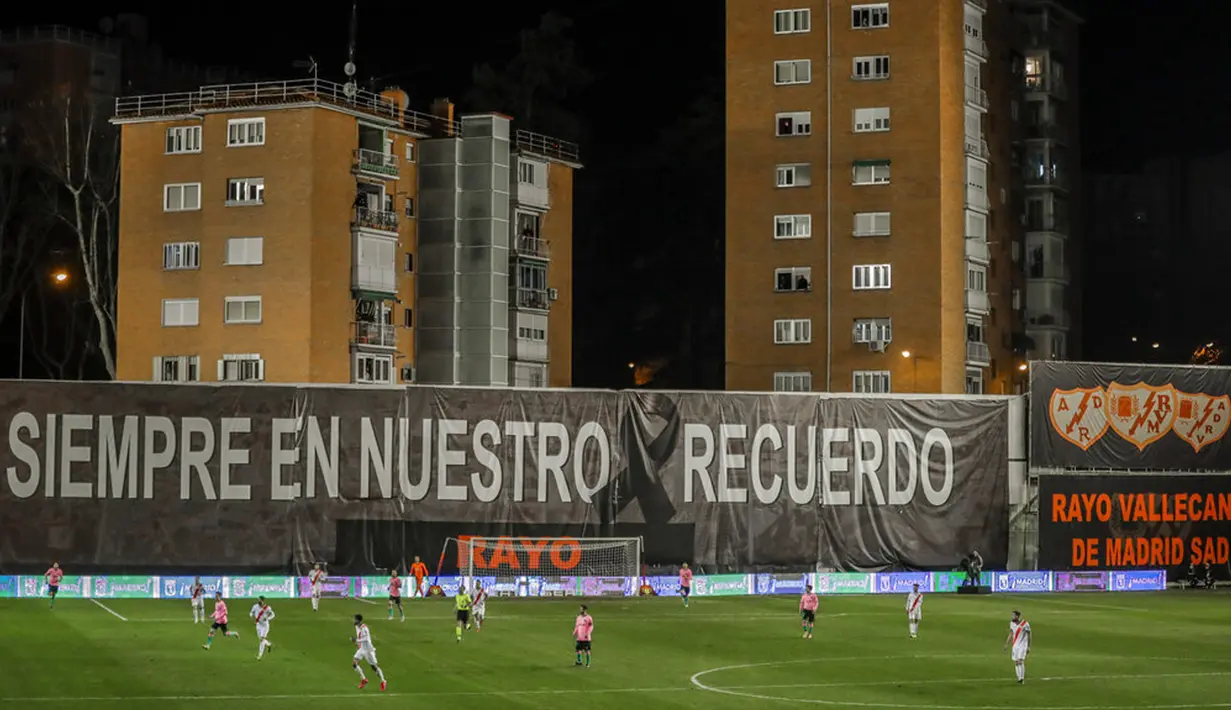 Suasana saat Rayo Vallecano melawan Barcelona pada pertandingan 16 besar Copa del Rey di Stadion Vallecas, Madrid, Spanyol, Rabu (27/1/2021). Barcelona melaju ke perempat final Copa del Rey usai mengalahkan Rayo Vallecano 2-1. (AP Photo/Manu Fernandez)