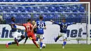 Pemain Augsburg, Noah Saranren Bazee, mencetak gol ke gawang Schalke 04 pada laga Bundesliga di Veltins-Arena, Minggu (24/5/2020). Augsburg menang dengan skor 3-0 atas Schalke 04. (AP/Martin Meissner)