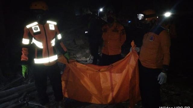 Petugas BPBD mengevakuasi korban ledakan Blitar. (Istimewa)