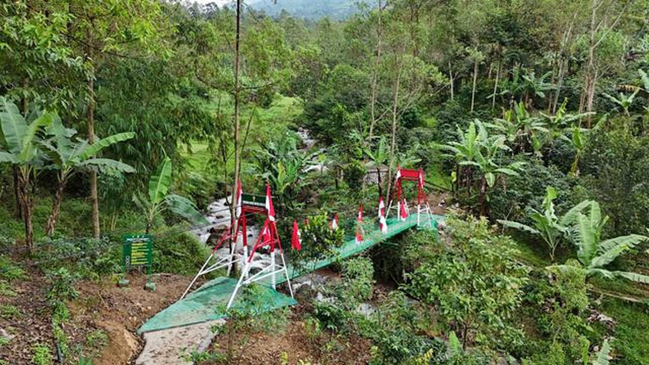 Kini Ada Jembatan Gantung Cisurupan di Garut, Pelajar Tak Lagi Bolos Sekolah karena Banjir