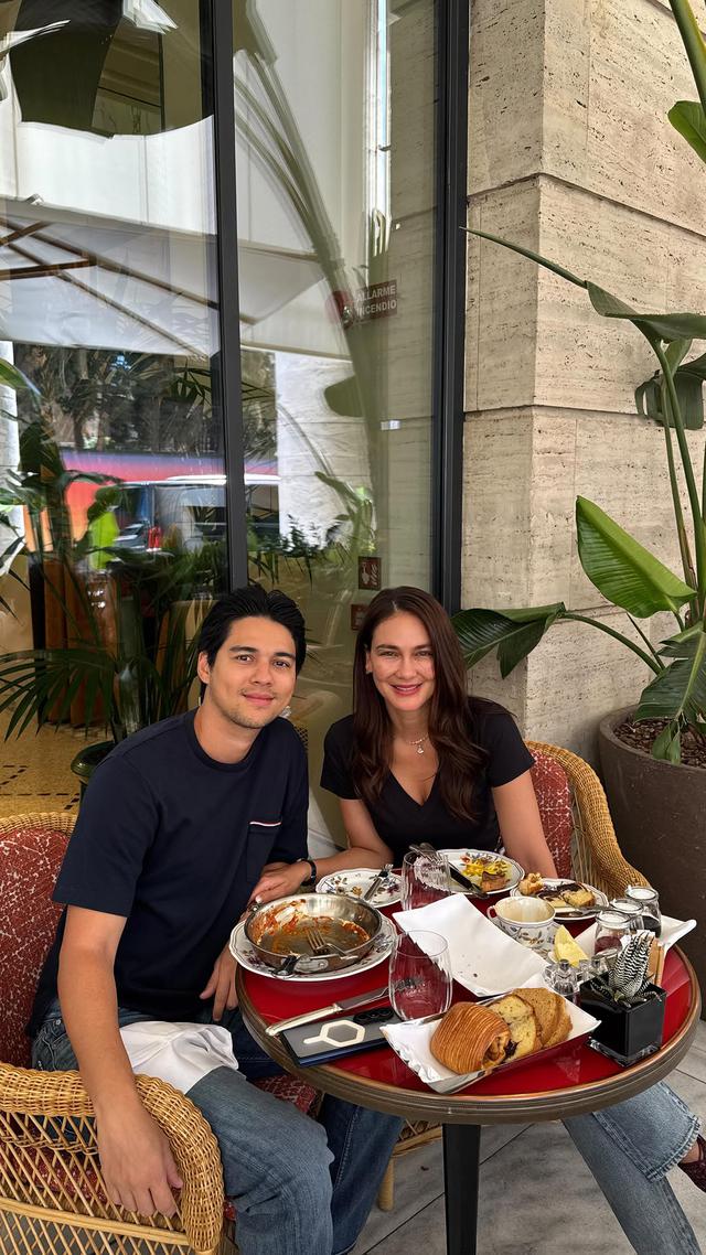 3.Celana Jins untuk Momen Sarapan di Roma