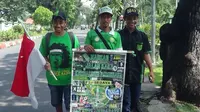 Bonek Persebaya Renzha Dirga melakukan nazar dengan melewati 20 kota dalam empat provinsi di Pulau Jawa. (Liputan6.com/Ahmad Zaini Widodo)