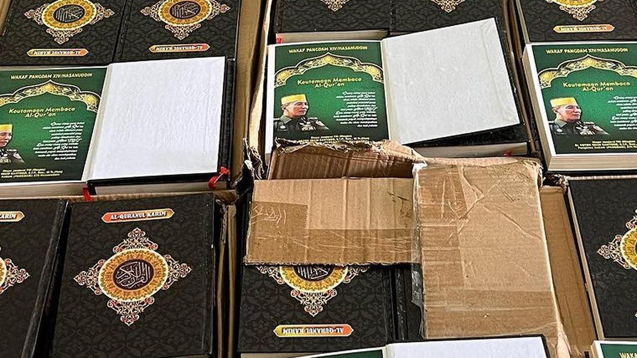 Ya, Totok Imam Santoso membagikan Al-Quran ke para prajuritnya. <br>