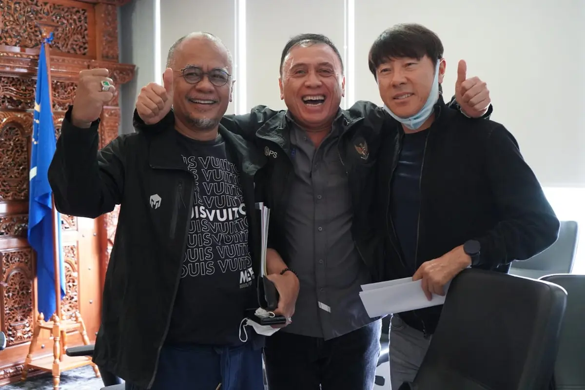 Anggota Komite Eksekutif (Exco) PSSI, Haruna Soemitro (kiri) berfoto bareng dengan Ketua PSSI, Mochamad Iriawan (tengah) dan pelatih Timnas Indonesia, Shin Tae-yong.