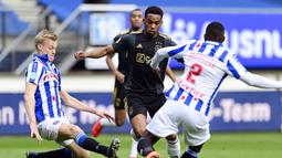 Jurrien Timber. Bek tengah berusia 19 tahun ini baru 2 musim membela Ajax Amsterdam. Ia menjadi suksesor Matthijs de Ligt yang cabut ke Juventus. Pencapaiannya yang membawa Ajax juara Eredivisie musim ini jadi alasan kuat meski belum melakukan debut di timnas senior. (AFP/Olaf Kraak/ANP)