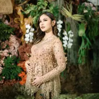 Kebaya hamil Mahalini begitu memikat, dengan model peplum, siluet nyaman hadirkan gaya maksimalis. [Foto: Instagram/ Asky Febrianti]