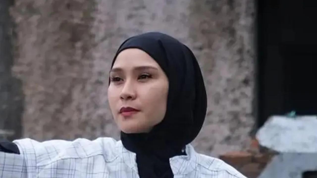 1. Aktris berhijab, Zaskia Adya Mecca membina rumah tangga bersama sutradara film, Hanung Bramantyo.