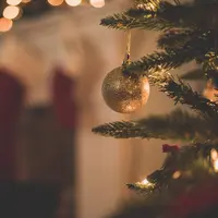 Simak beberapa tips merayakan Natal dan tahun baru yang menyenangkan. (unsplash.com/Chad Madden)