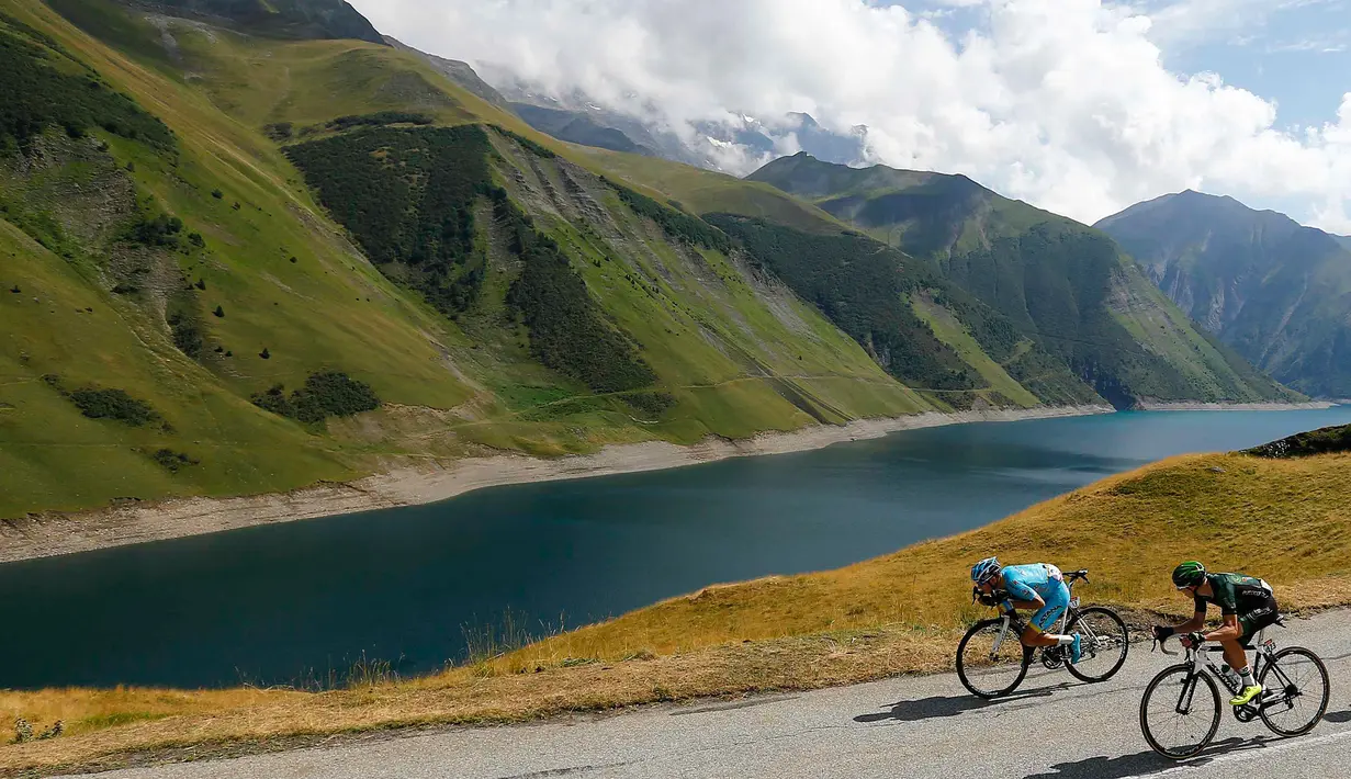 Pembalap sepeda dari Denmark, Jakob Fuglsang (kiri) melewati jalan turunan di gelaran Tour de France, pegunungan Alpen, Perancis, Kamis (23/7/2015). Gelaran ini sudah di mulai pada Kamis hingga Minggu (23-26 Juli 2015). (REUTERS/Stefano Rellandini)