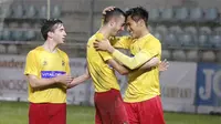 Pemain muda Indonesia, Helmy Putra Damanik yang membela CIA Amistad merayakan gol bersama rekannya pada laga melawan UD Santa Marta di Stadion La Balastera Palencia, Sabtu (19/1/2019) waktu setempat.