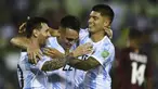 Pemain Argentina Joaquin Correa (kanan) merayakan golnya ke gawang Venezuela bersama rekan setimnya Lautaro Martinez (tengah) dan Lionel Messi pada pertandingan sepak bola kualifikasi Piala Dunia 2022 di Caracas, Venezuela, Kamis (2/9/2021). Argentina menang 3-1. (Yuri Cortez, Pool via AP)