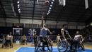 Pebasket kursi roda Iran, Mohammed Sehi, berusaha memasukan bola saat melawan Jepang pada final Asian Para Games di Hall A Senayan, Jakarta, Sabtu (13/10). Iran menang 68-66 atas Jepang. (Bola.com/Vitalis Yogi Trisna)