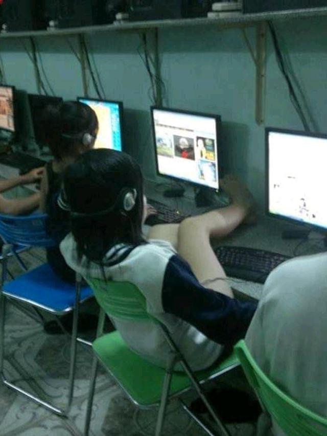 potret absurd di warnet