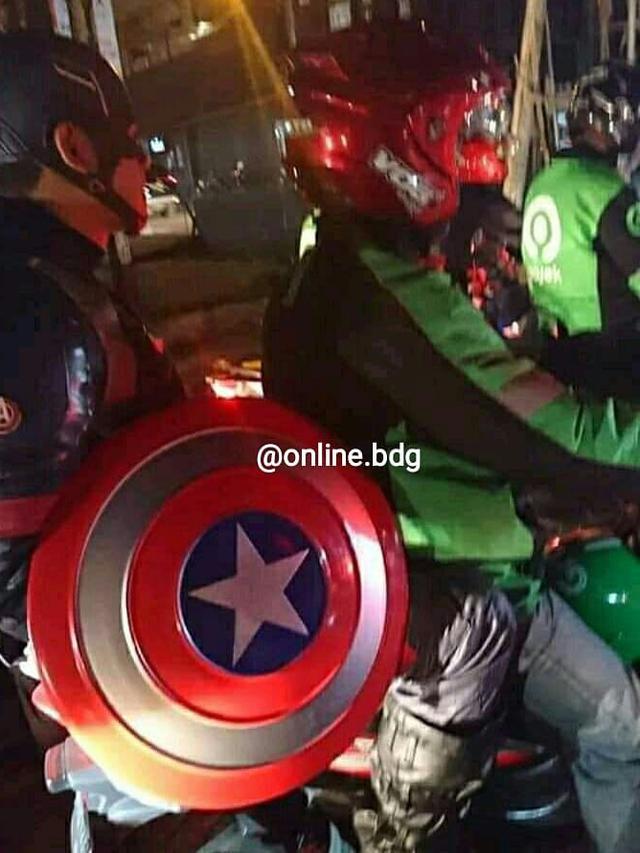 Potret Lucu Pahlawan Superhero Naik Ojek Online Bikin Ngakak
