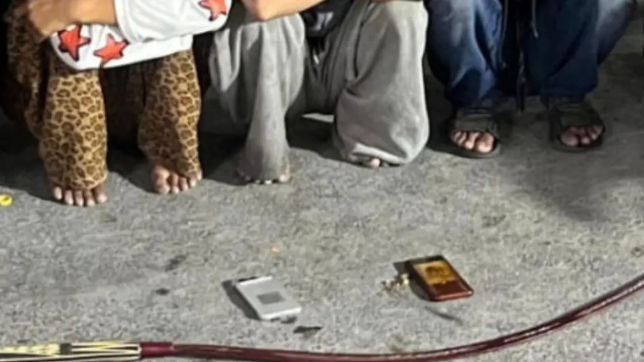 Senjata tajam celurit dan sejumlah remaja saat diamankan oleh polisi Brimob Polda Metro Jaya bersama Polres Metro Jakarta Timur (Jaktim).