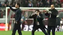 Pelatih Atletico Madrid, Diego Simeone (kiri) dan asistennya merayakan kemenangan agregat atas Bayern Munchen dengan berfoto dan merekam suasana Stadion Allianz Arena, Munchen, Rabu (4/5/2016) dini hari WIB. (AFP/Christof Stache)