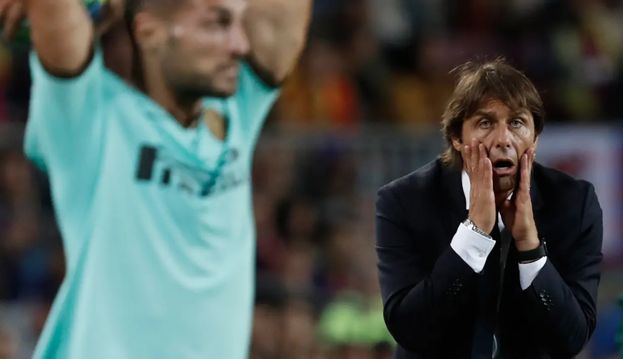 Ekspresi pelatih Inter Milan Antonio Conte saat menyaksikan anak asuhnya menghadapi Barcelona pada lanjutan Liga Champions di Stadion Camp Nou, Barcelona, Spanyol, Rabu (2/10/2019). Barcelona menang 2-1 lewat gol Luis Suarez. (AP Photo/Joan Monfort)