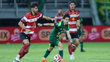 Francisco Rivera saat laga Persebaya Surabaya vs Madura United di Stadion GBT, Surabaya, Jumat (17-4-2026). (Bola.com/M. Iqbal Ichsan)