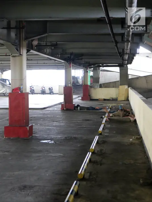 Para pekerja beristirahat di parkir Blok F Tanah Abang, Jakarta Pusat, Selasa (24/4). Pemprov DKI Jakarta berencana merelokasi pedagang Blok G Pasar Tanah Abang terkait rencana penataan tahap kedua. (Liputan6.com/Arya Manggala)