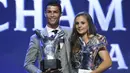 Cristiano Ronaldo berfoto bersama Lieke Martens saat menerima penghargaan Pemain Terbaik Eropa  di Grimaldi Forum, Monaco, (24/8/2017). Ronaldo mengalahkan Messi dan Buffon yang termasuk dalam nominasi. (AP/Claude Paris)