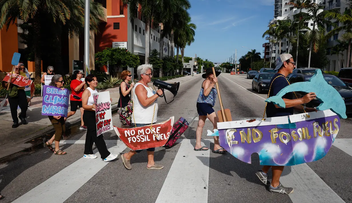 Orang-orang mengambil bagian dalam pawai solidaritas untuk keadaan darurat iklim dan penghentian penggunaan bahan bakar fosil, di Fort Lauderdale, Florida, pada tanggal 17 September 2023. (Marco BELLO/AFP)