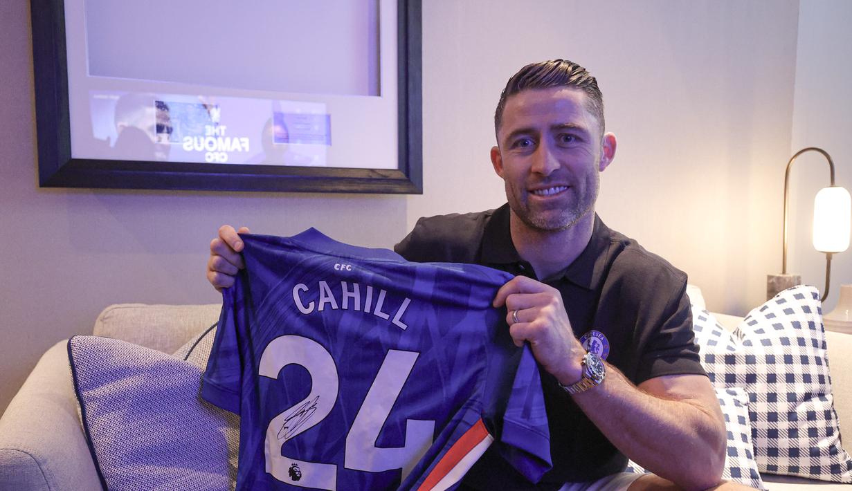 Mantan bek tim Liga Premier Inggris, Chelsea, Gary Cahill, menunjukkan jerseynya saat hadir di Jakarta, Sabtu (29/11/2025) sore WIB. Mantan bek tim Liga Premier Inggris, Chelsea, Gary Cahill hadir di Jakarta, Sabtu (29/11/2025) sore WIB. (Bola.com/Abdul Aziz)