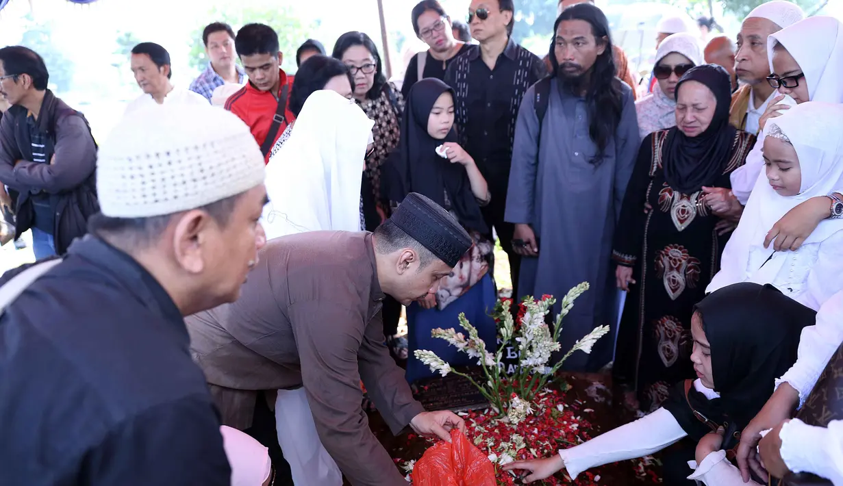 Suasana haru dan isak tanggis anak cucu mewarnai pemakaman ibunda Adi Bing Slamet, Jumat pagi (29/7/2016). Almarhum dimakamkan satu lubang dengan suaminya, di Tempat Pemakaman Umum (TPU) Karet Bivak, Jakarta Pusat. (Nurwahyunan/Bintang.com)