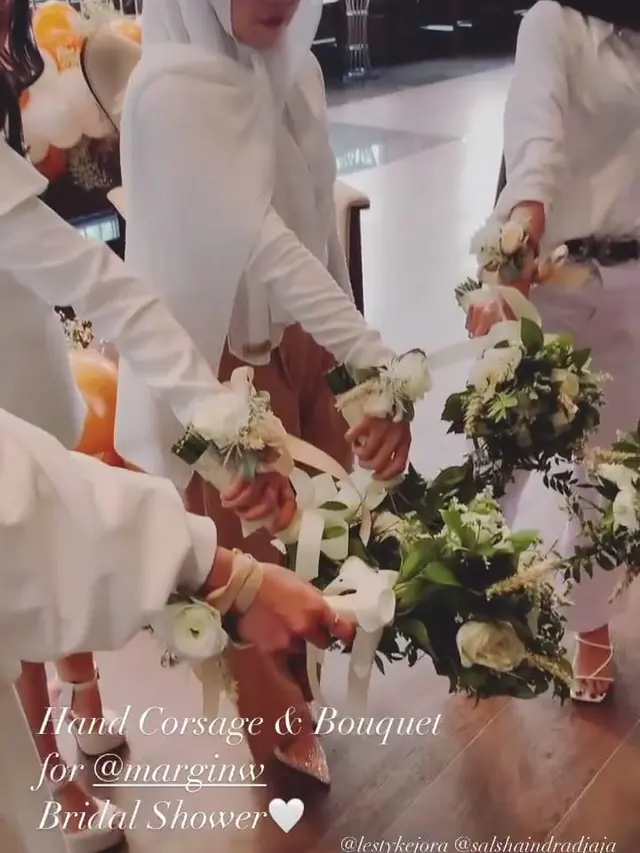 7 Momen Bridal Shower Margin Wieheerm Tunangan Ali Syakieb, Serba Putih