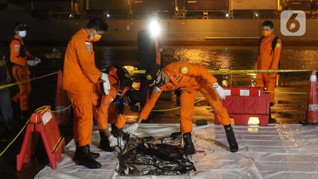 FOTO: Basarnas Cek Barang Diduga Serpihan Pesawat Sriwijaya Air SJ 182