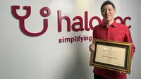 Jonathan Sudharta, CEO dan Co-Founder Halodoc Membawa Penghargaan PPKM Award. Credit: Halodoc