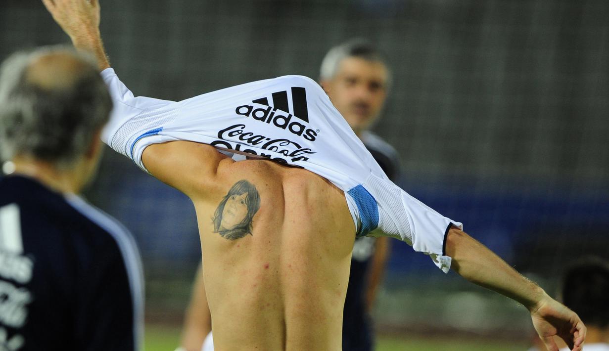 Tato pertama Messi di bagian kiri punggung pasang mesi sebagai pengingat akan sang ibunda tercinta, Celia Cuccittini. (AFP/Munir Uz Zaman)