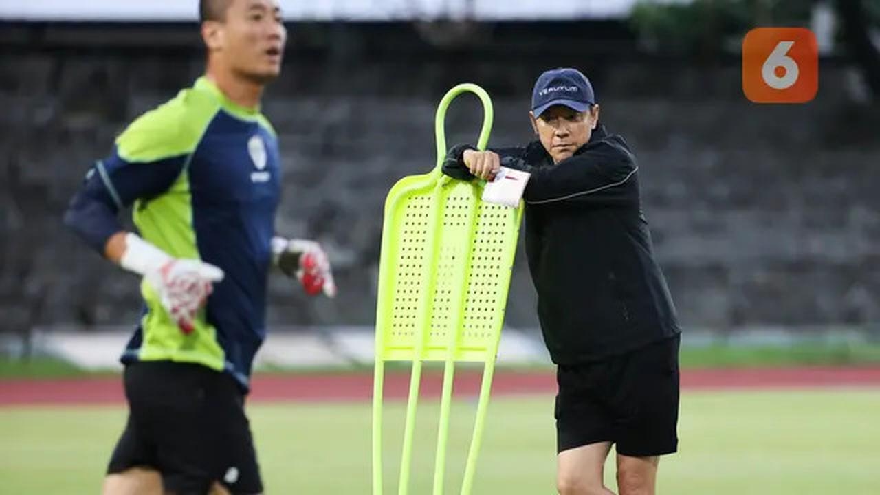 Bung Towel Tuduh Nova Arianto Berbohong soal Masalah Komunikasi Satu Arah Shin Tae-yong di Timnas Indonesia