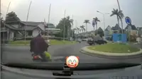 Kembali Berulah, Emak-Emak Naik Skutik Berhenti Mendadak di Tengah Jalan