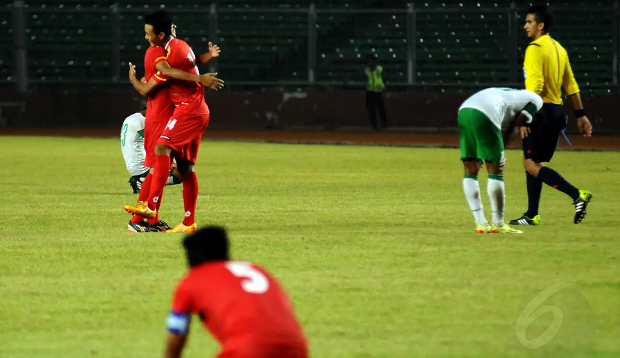 Dua pemain Myanmar U-19 berpelukan usai menumbangkan Indonesia 2-1 di laga persahabatan yang digelar di Stadion GBK Jakarta, (7/5/2014). (Liputan6.com/Helmi Fithriansyah)