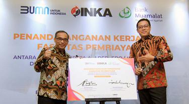 Direktur Utama PT Bank Muamalat Indonesia Tbk Achmad K. Permana (kanan) dan Direktur Utama PT INKA (Persero) Budi Noviantoro (kiri) menandatangani kerja sama pembiayaan Rp 150 miliar. (Dok Muamalat)