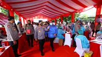 Kapolri Jenderal Listyo Sigit Prabowo meninjau langsung akselerasi vaksinasi dosis tiga atau booster untuk elemen buruh KSPSI di PT Fajar Surya Wisesa, Bekasi, Jawa Barat, Rabu (9/3/2022). (Ist)