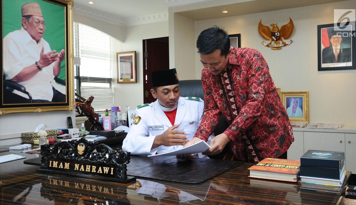 Menpora Imam Nahrawi (kanan) bersama anggota Paskibraka asal Bali, Komang Aji Tegak S saat menerima kunjungan tim Paskibraka di Kemenpora, Jakarta, Jumat (18/8). Tim Paskibraka melakukan kunjungan ke ruang kerja Menpora. (Liputan6.com/Helmi Fithriansyah)