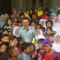 Ahok diserbu anak-anak di Balai Kota DKI. (Liputan6.com/Nanda Perdana Putra)